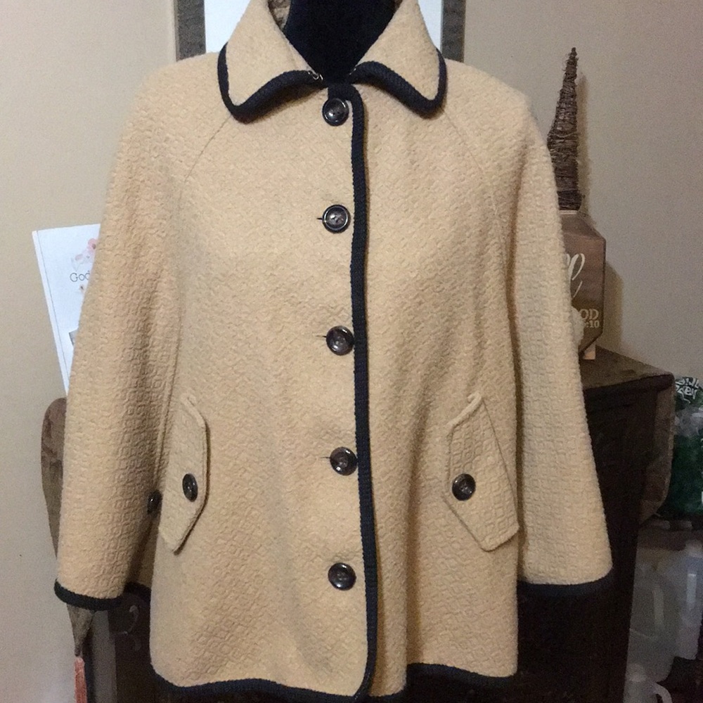 Forever 21 CAPE size M camel/black